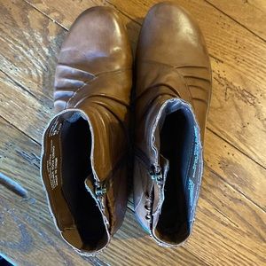 Earth Shoes - Thyme Wide in Almond color